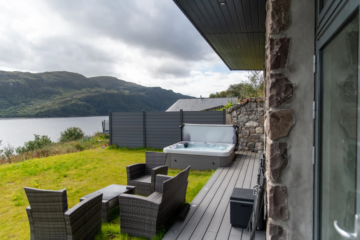 Holiday Let 5 - 5 Person Hot Tub With 1 Lounger 11 Holiday Let 5 - 5 Person Hot Tub With 1 Lounger - Image 11