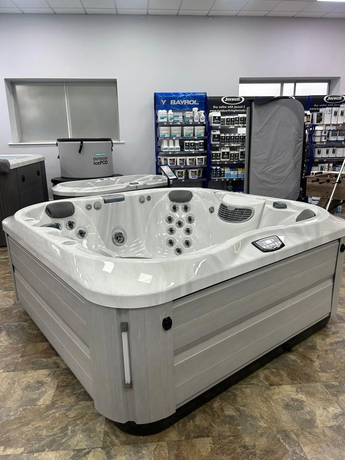Jacuzzi® J335 Hot Tub 8 Jacuzzi® J335 Hot Tub - Image 8