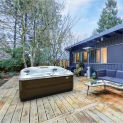 Jacuzzi® J475IP™ - 6 Person Hot Tub With 1 Lounger -Swim Spa Store J475 2020 lifestyle image in garden