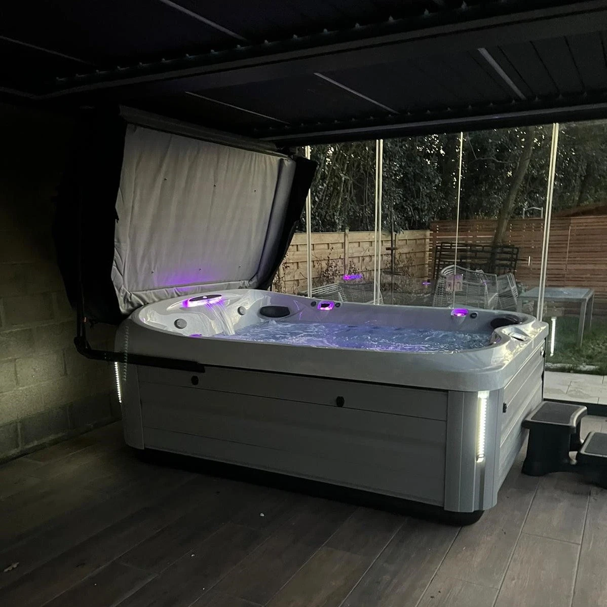 Jacuzzi® J495IP™ - 8-9 Person Hot Tub 15 Jacuzzi® J495IP™ - 8-9 Person Hot Tub - Image 15